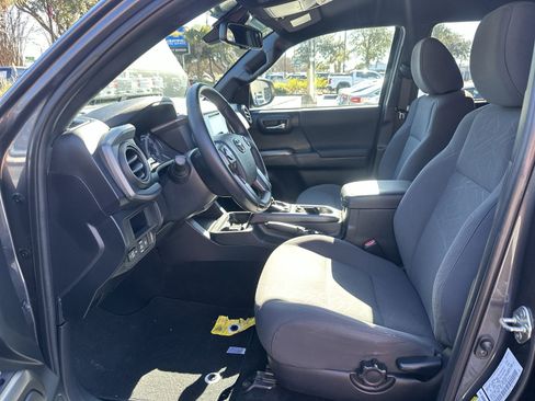 Used 2018 Toyota Tacoma TRD Sport image 16