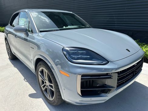 Certified 2025 Porsche Cayenne Turbo AWD/4WD image 10