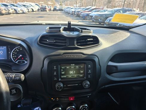 Used 2017 Jeep Renegade Latitude w/ Cold Weather Group image 29