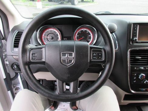 Used 2019 Dodge Grand Caravan SE FWD image 12