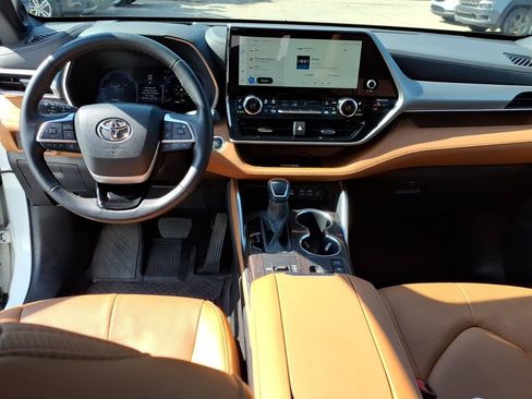 Used 2024 Toyota Highlander Platinum AWD/4WD image 14