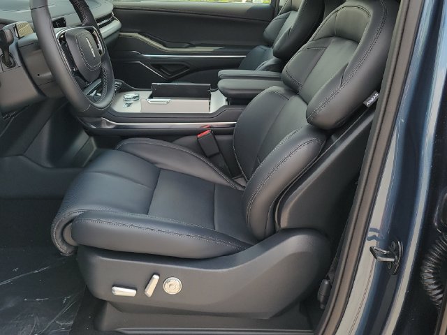New 2027 Lincoln Navigator Premiere AWD/4WD image 6