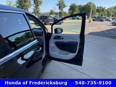 Used 2024 Chrysler Pacifica Touring-L FWD image 23