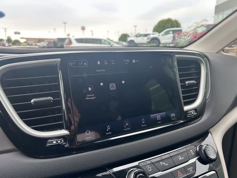 Used 2024 Chrysler Pacifica Touring-L FWD image 26