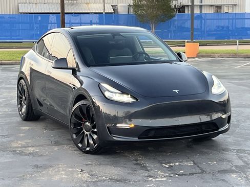 Used 2024 Tesla Model Y Performance image 3