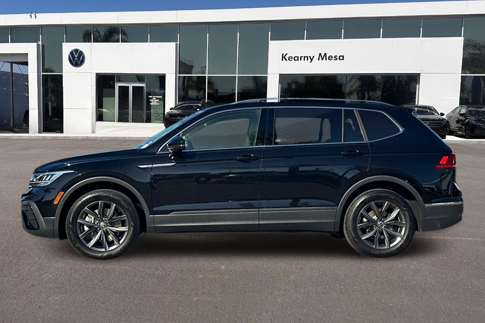 Used 2023 Volkswagen Tiguan SE w/ Panoramic Sunroof Package FWD image 7