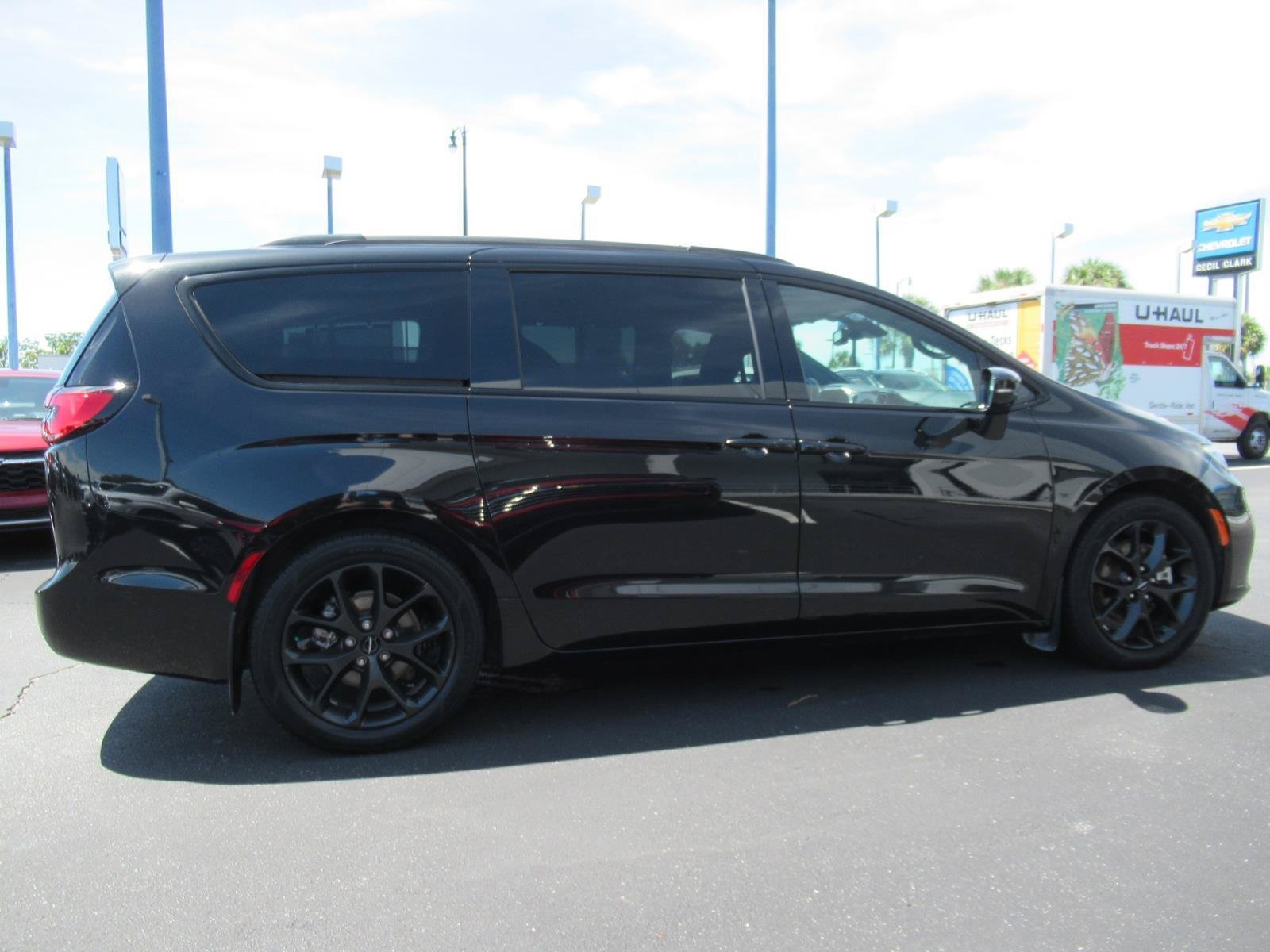 Used 2022 Chrysler Pacifica Limited w/ S Appearance Package FWD image 4