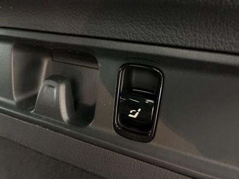 Used 2025 Mercedes-Benz GLC 300 4MATIC image 24