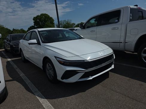 New 2026 Hyundai Elantra SE image 1