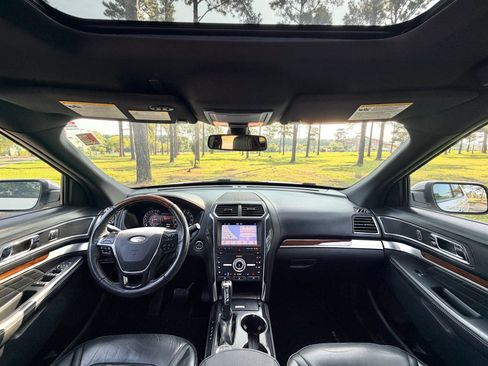Used 2019 Ford Explorer Platinum AWD/4WD image 2
