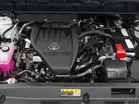 Used 2024 Toyota Highlander XLE AWD/4WD image 34