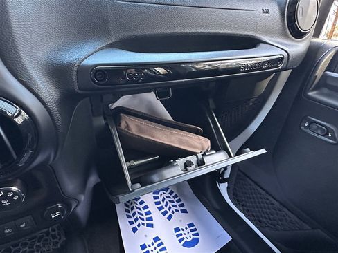 Used 2017 Jeep Wrangler Unlimited Sahara image 39