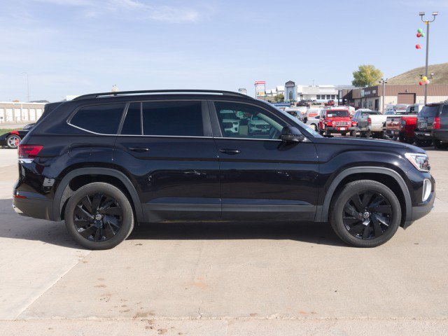 Used 2024 Volkswagen Atlas SE w/ Panoramic Sunroof Package FWD image 5