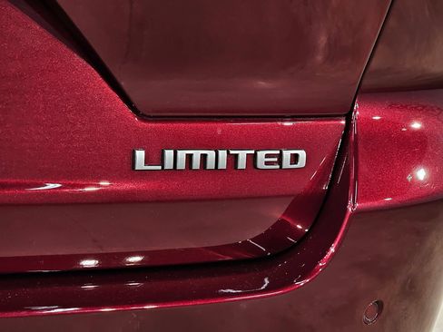 Used 2025 Jeep Grand Cherokee Limited AWD/4WD image 39