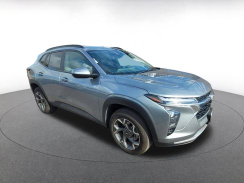 Used 2025 Chevrolet Trax LT image 1