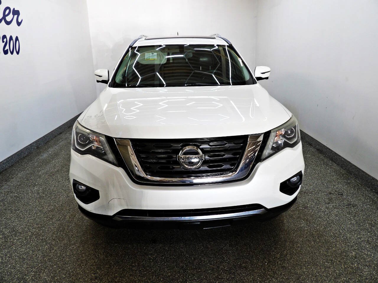 Used 2017 Nissan Pathfinder Platinum AWD/4WD image 2