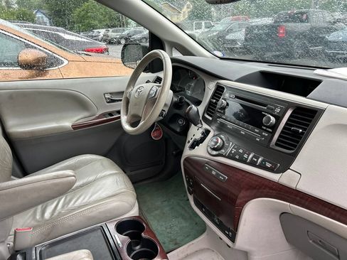 Used 2012 Toyota Sienna XLE w/ Entertainment Pkg FWD image 9