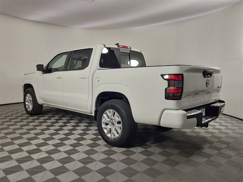 Used 2024 Nissan Frontier SV w/ SV Convenience Package image 3