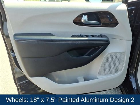 Used 2023 Chrysler Pacifica Limited FWD image 20