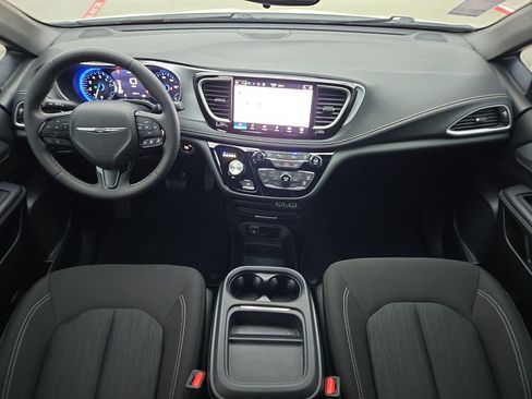 Used 2024 Chrysler Pacifica Touring image 14