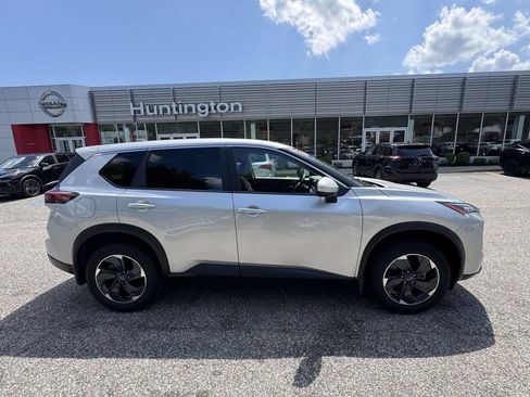 Used 2024 Nissan Rogue SV AWD/4WD image 8