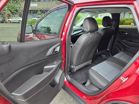 Used 2025 Chevrolet Trax LT FWD image 15