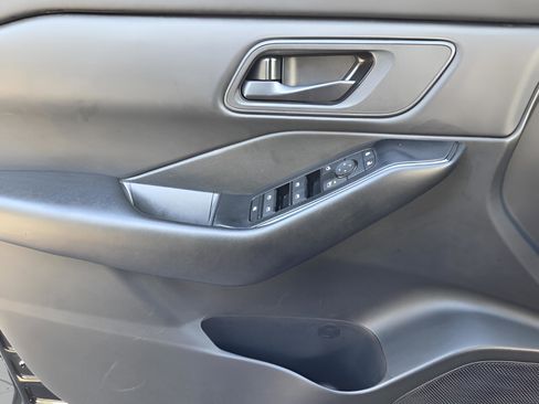 Used 2024 Nissan Rogue S FWD image 27