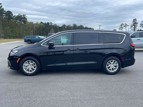 New 2026 Chrysler Pacifica Select image 4