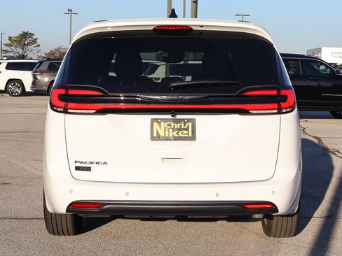 New 2026 Chrysler Pacifica Select image 6