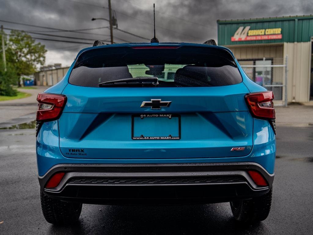 Used 2025 Chevrolet Trax RS w/ Sunroof Package FWD image 3