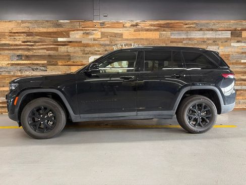 Used 2025 Jeep Grand Cherokee Altitude AWD/4WD image 10