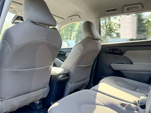 Used 2022 Toyota Highlander LE image 39