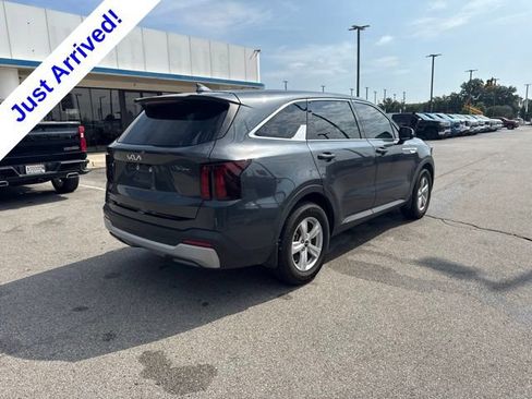 Used 2024 Kia Sorento LX FWD image 3