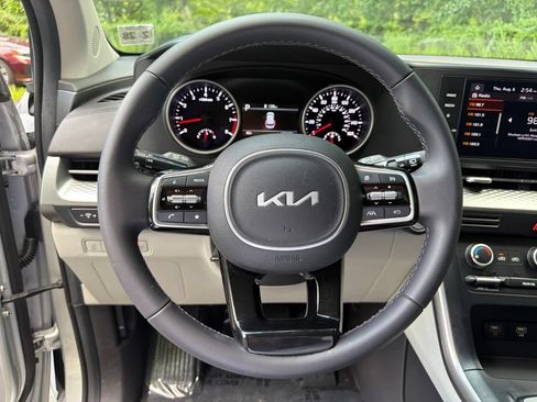 Used 2023 Kia Carnival LX FWD image 15