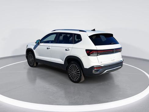 New 2026 Volkswagen Taos SE image 5