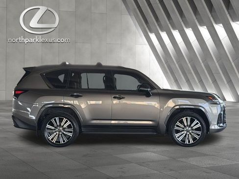 Used 2024 Lexus LX 600 4WD w/ Appearance Package image 4