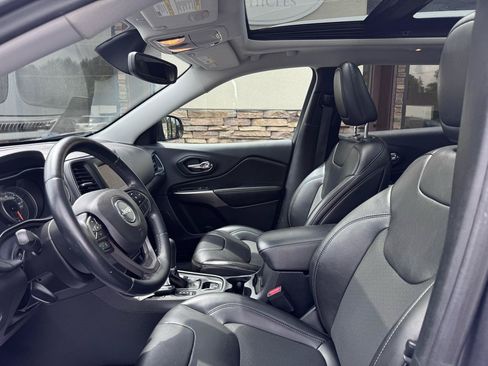 Used 2019 Jeep Cherokee Latitude Plus w/ Comfort/Convenience Group FWD image 14
