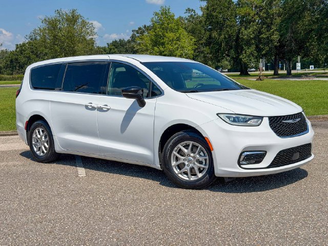 Used 2025 Chrysler Pacifica Select FWD image 1