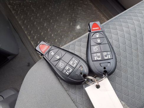 Used 2010 Chrysler Town & Country Touring image 19