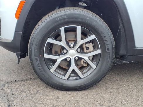 Used 2023 Jeep Grand Cherokee L Limited AWD/4WD image 9