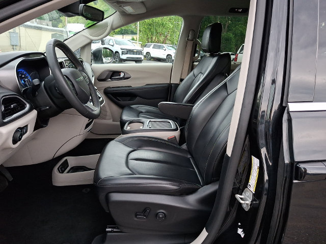 Used 2023 Chrysler Pacifica Touring-L FWD image 14