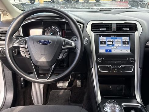 Used 2017 Ford Fusion SE w/ Fusion SE Technology Package image 7
