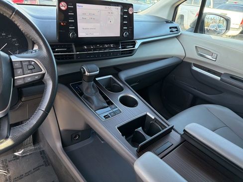 Used 2024 Toyota Sienna XLE image 17