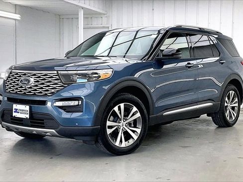 Used 2020 Ford Explorer Platinum w/ Premium Technology Package image 2