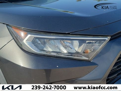 Used 2021 Toyota RAV4 XLE w/ Convenience Package FWD image 10