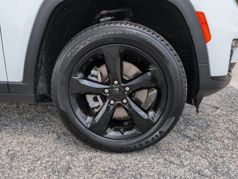 Certified 2024 Jeep Grand Cherokee L Limited w/ Black Appearance Package RWD image 9