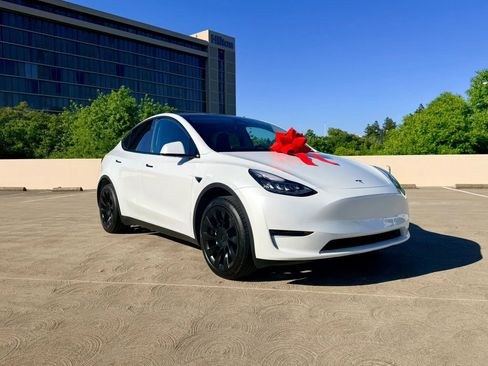Used 2023 Tesla Model Y AWD image 3