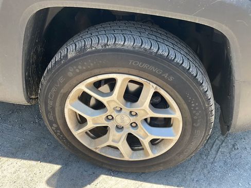 Used 2018 Jeep Renegade Latitude w/ Advanced Technology Group AWD/4WD image 22