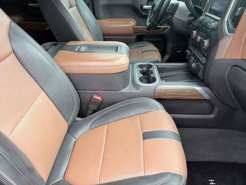 Used 2019 Chevrolet Silverado 1500 High Country w/ Technology Package AWD/4WD image 9