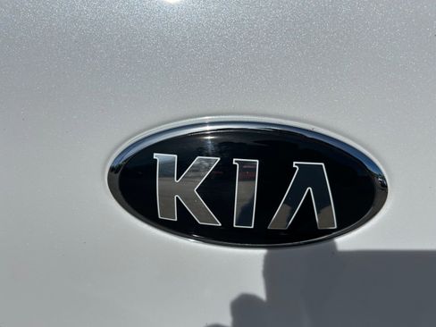 Used 2021 Kia Sedona LX image 29